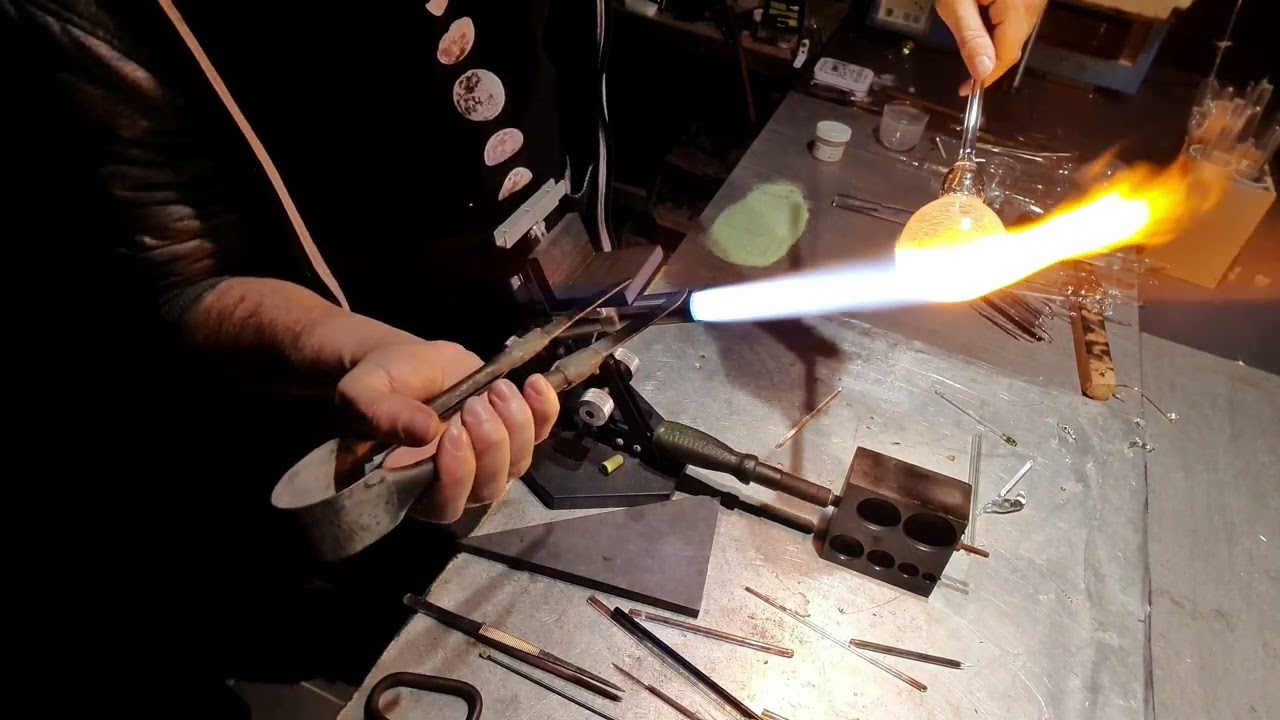 Fabrication d'une tasse soufflé au chalumeau
