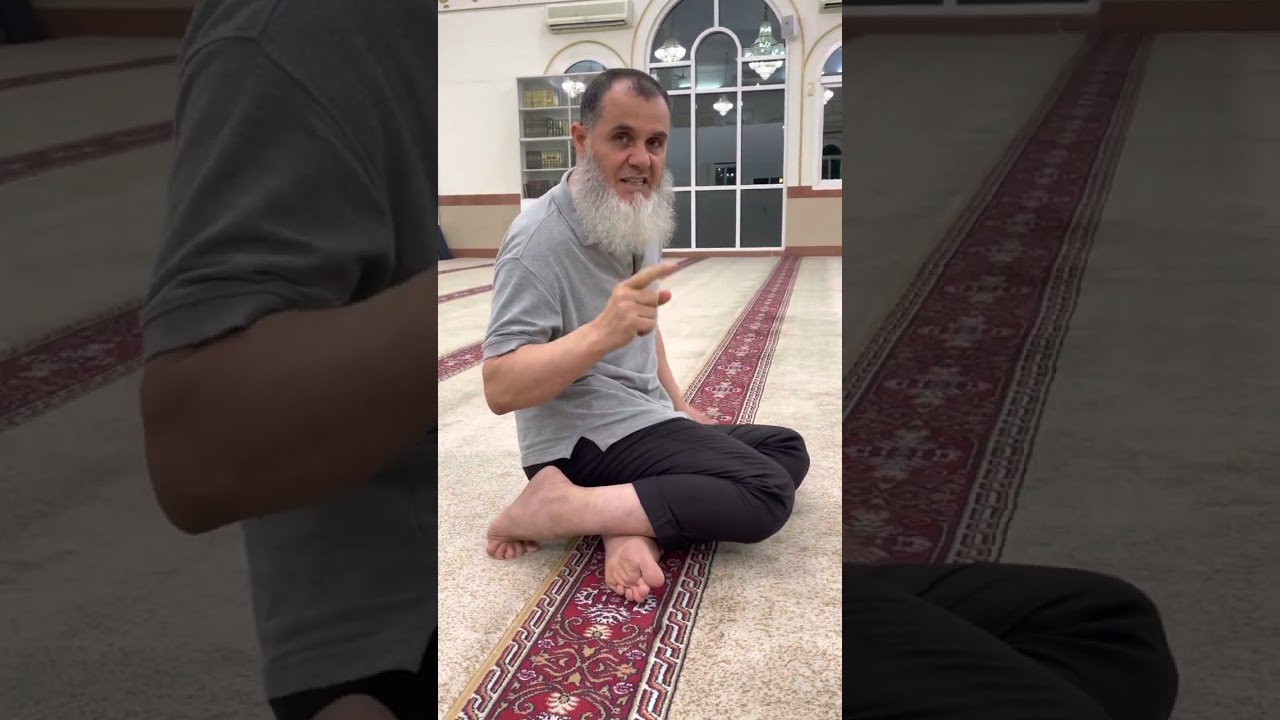 ‏كيفية التورك والإفتراش في الصلاة ومكانهما في التشهد الأوسط والأخير
