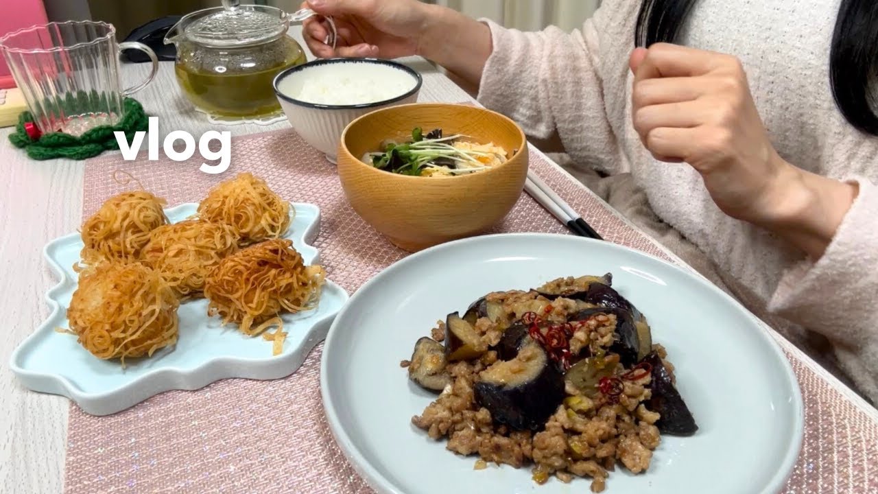 【40代独身一人暮らしvlog】編み物をして部屋をクリスマスに彩る🎄冬用パジャマの開封レビュー、アートな春巻きと中華料理や和食を作って食べる日常｜バジルチーズパスタ・麻婆茄子・キクラゲと卵のスープ
