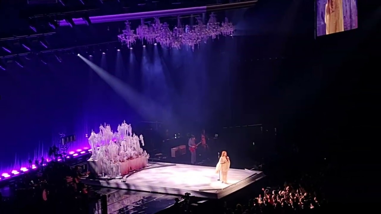 Florence and The Machine ( Florence + The Machine) - Shake It Out, Accor Arena, Paris, France, 2022