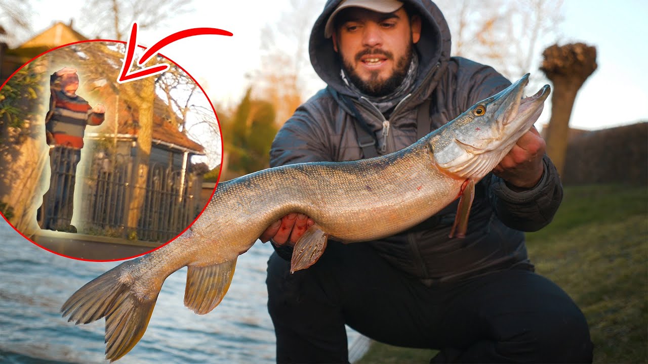 On pêche un BROCHET dans son JARDIN … Sa réaction est totalement inattendue !