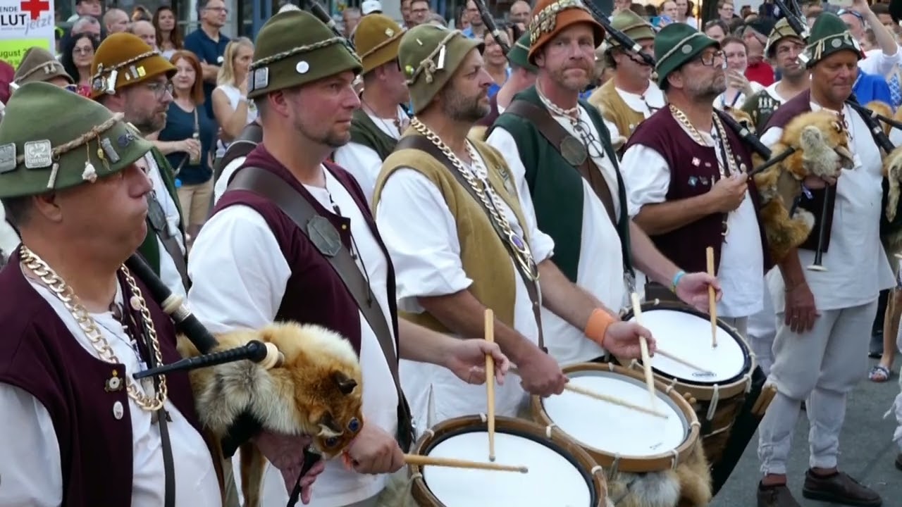 Rutenfest 2024 - Froher Auftakt - Die Mehlsäcke auf dem Marienplatz - Blick auf die Trommler