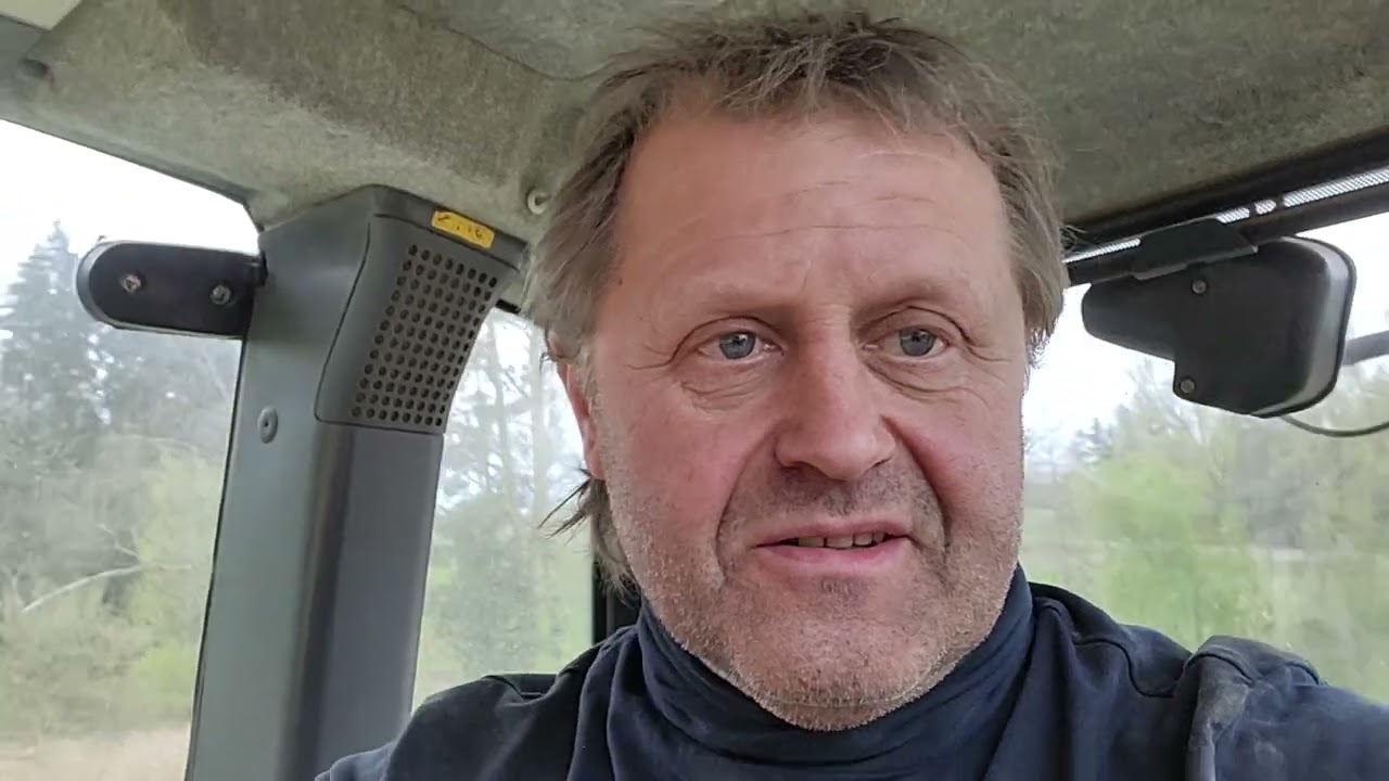 Der Mais kommt in die Erde mit Deutz 180.7 und Monosem