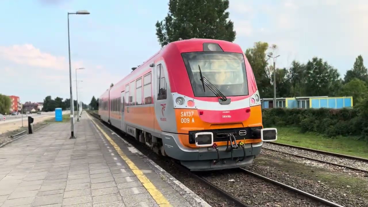 SA137-009 odjeżdża ze stacji Łeba