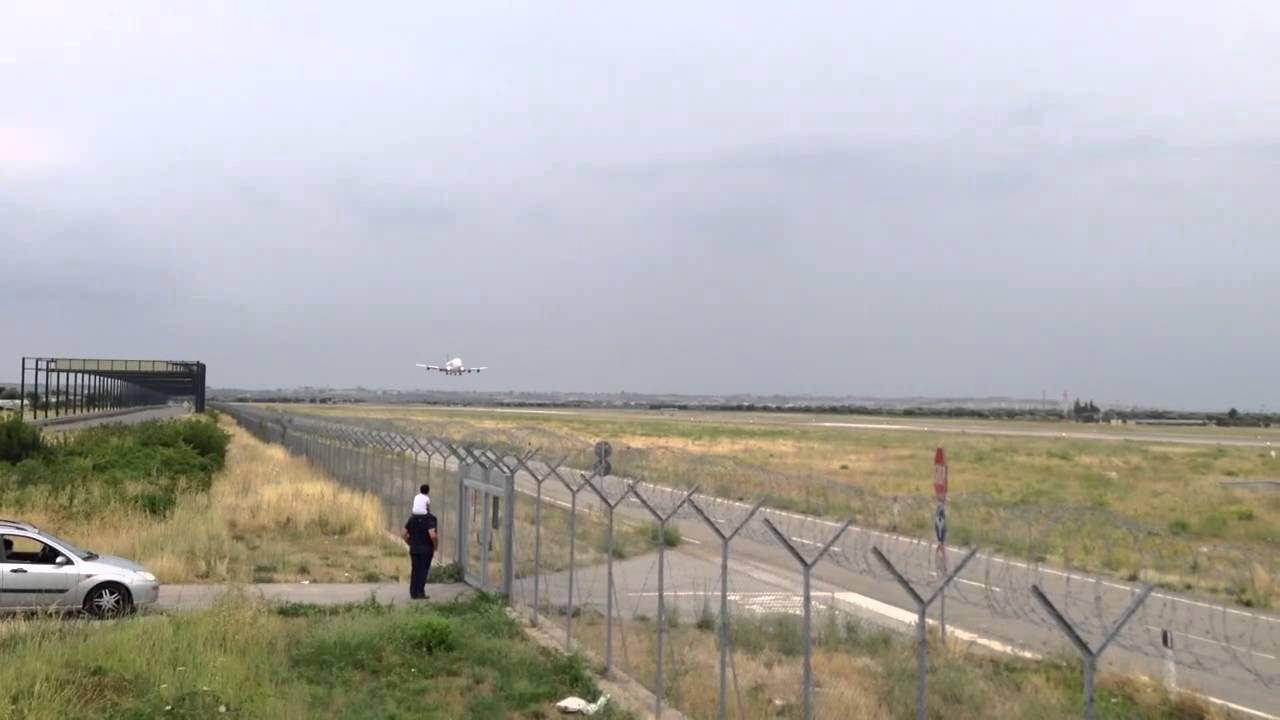 Boeing 747-400 LCF atterraggio a Grottaglie
