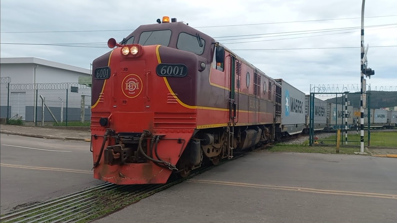 trens de carga lotado de container entrando e saindo do porto na praia de Imbituba em Santa Catarina
