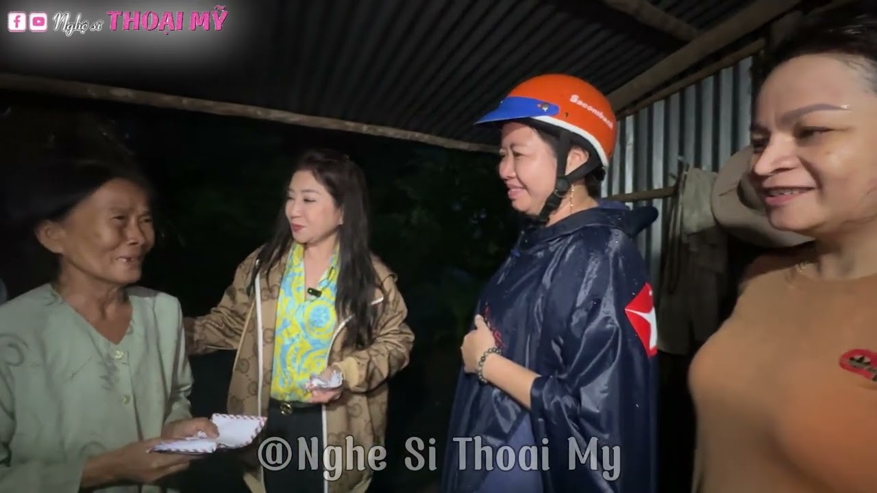 Trời tối, đường trơn cũng không ngăn được Thoại Mỹ đến thăm bà con khó khăn ở Tiền Giang