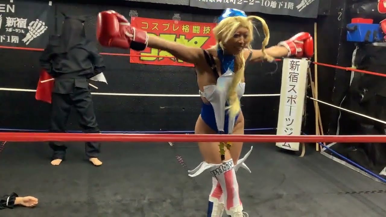 Mature vs Tiffany　Japanese cosplayers fight in Tokyo, Japan　pretend to be fighting game. KOF