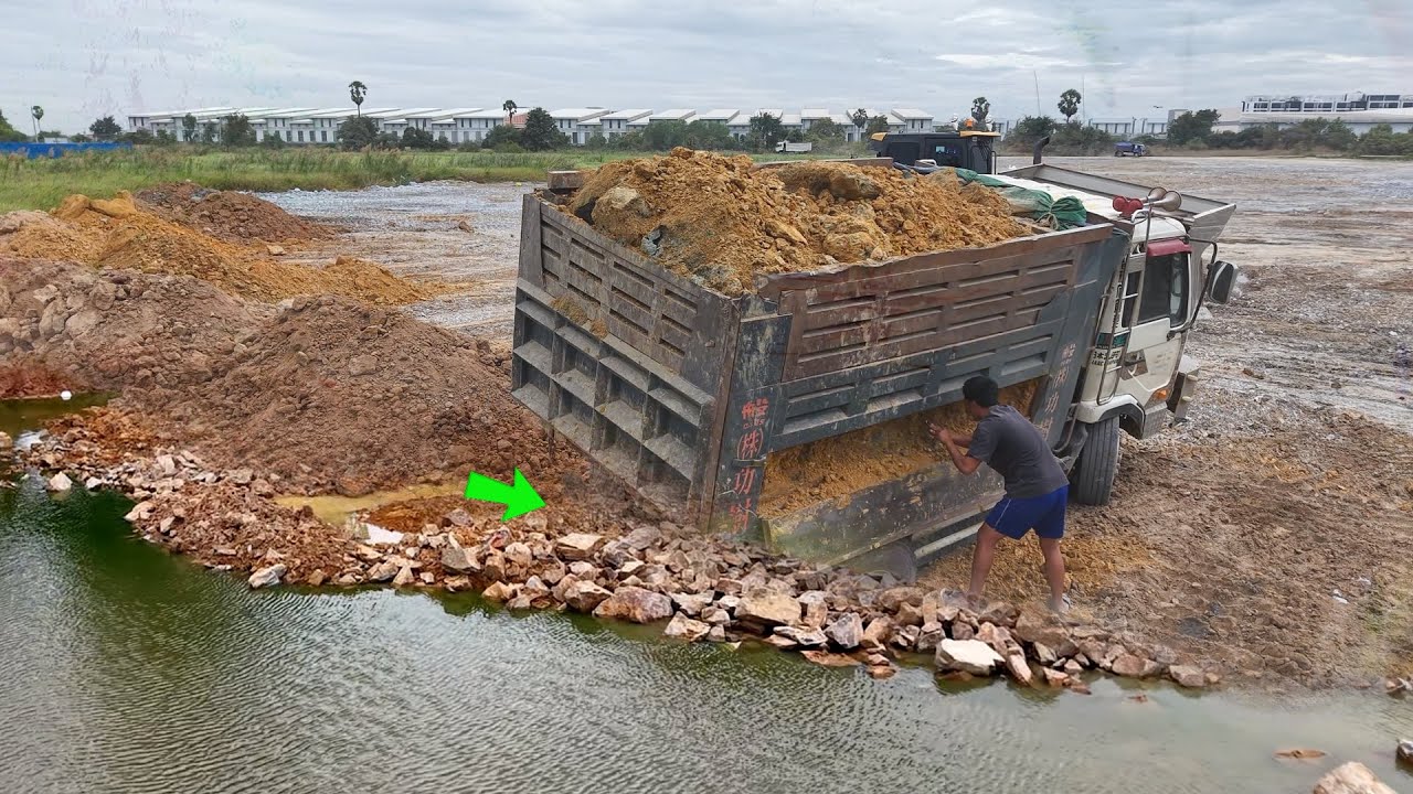 Incredible landfill! Dump 5-ton Drive Back Uploading Landslide Overturned, Rescue Bulldozer SHANTUl…