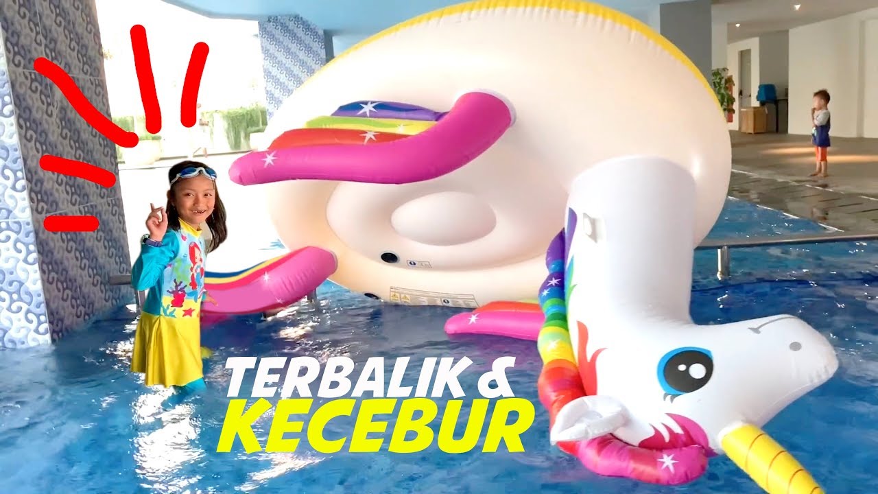 Pixel Terbalik Kecebur Naik Pelampung Unicorn Raksasa di Kolam Hotel Mercure Batavia Jakarta
