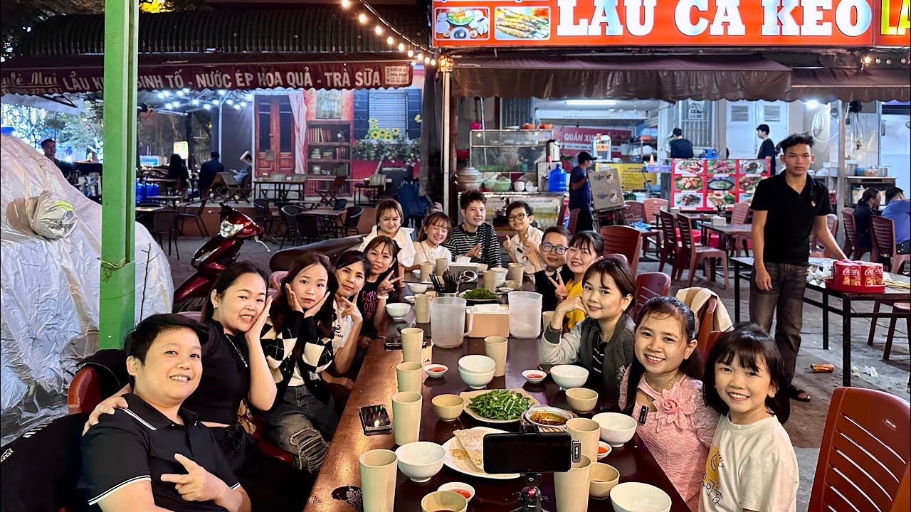 Hành Trình Bất Ngờ Gặp Thầy Giáo Tí Hon Cùng Nhau Đi Ăn Tối Ở Hà Nội || Vợ Chồng Bé Bỏng