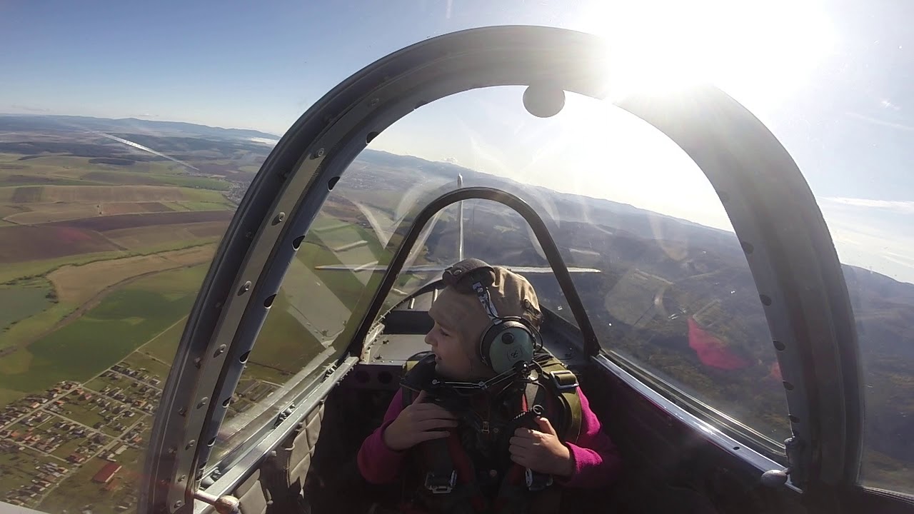 Akrobaticke lietanie Yak-52 ombre letecka skola