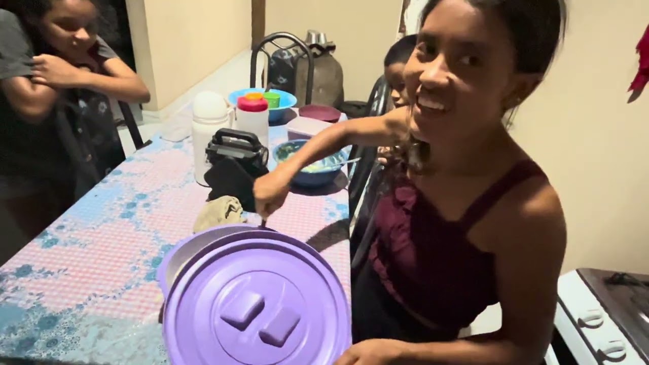 BIA E ANIELE FAZENDO UMBUZADA