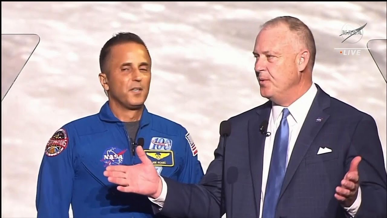 NASA selects crew for moon fly-by mission