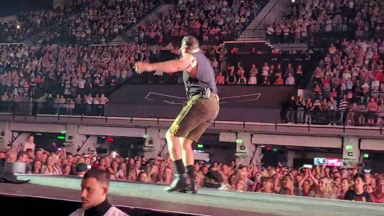 Andreas Gabalier ☆ Bügel dein Dirndl gscheit auf ☆ Wien am 04.11.2023