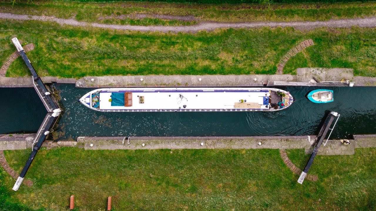 Морские приключения во время мощного шторма. Кто-нибудь упал в воду?
