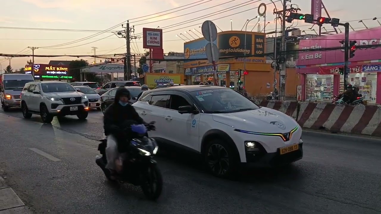 Cập nhật giao thông quốc lộ 1A tối mùng 4 rất đông bà con từ miền tây lên Sài Gòn sau Tết Bính Ngọ