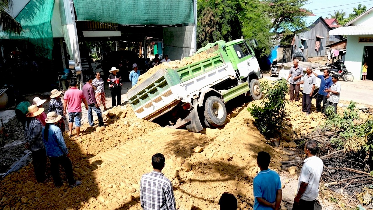 OMG! This Giant Truck Is Completely Sunk! Massive Dump Truck Recovery: Heavy Machinery vs. Deep Mud!
