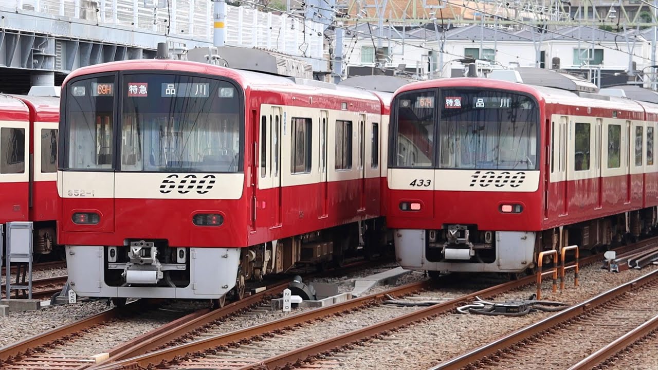 平日朝の京急・金沢文庫駅にて　12両編成やモーニング・ウィング号も