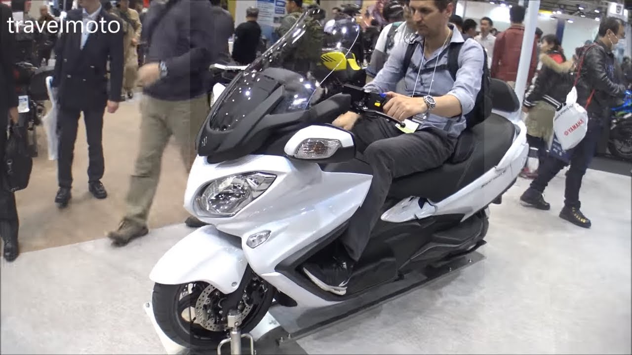Suzuki SkyWave 650 scooter 2018 - tall Rider 1.90cm (6,2ft)