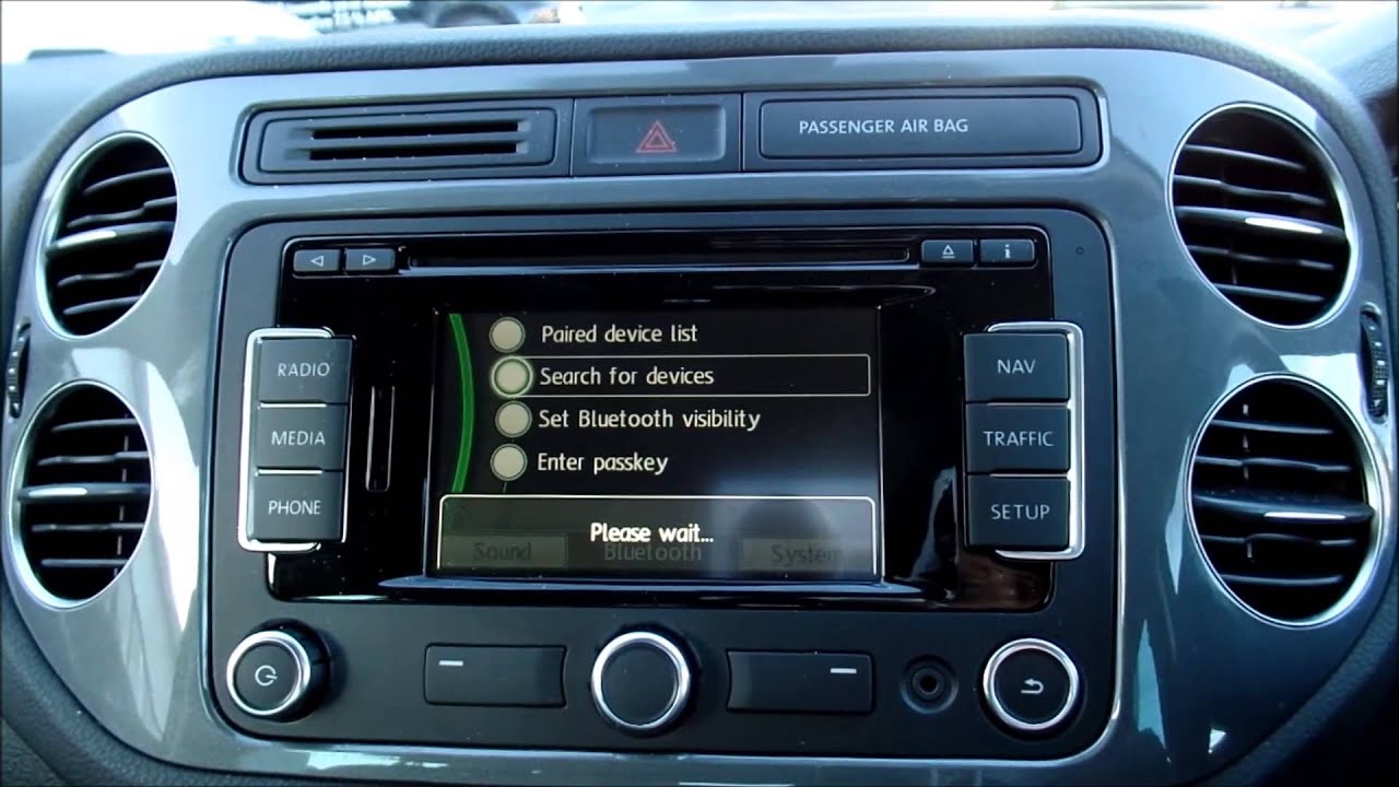 Pairing a mobile phone with the Volkswagen RNS315 satnav device