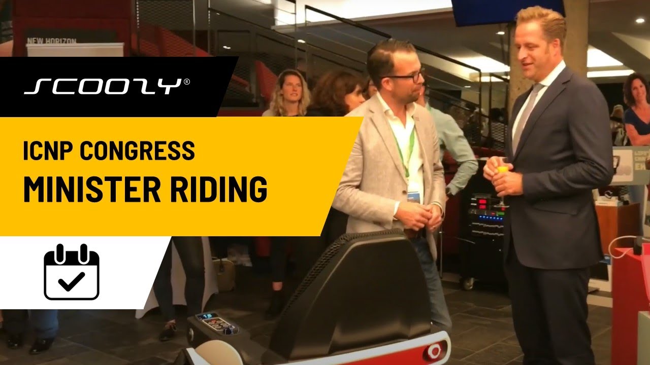 Minister Hugo de Jonge rijdt Scoozy | Scoozy Modern Scootmobiel Alternatief