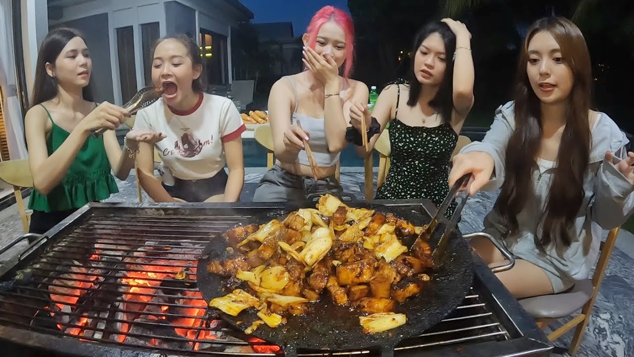 삼겹살에 김치랑 불고기 양념을 넣고 구워줬더니 난리난 베트남 직원들