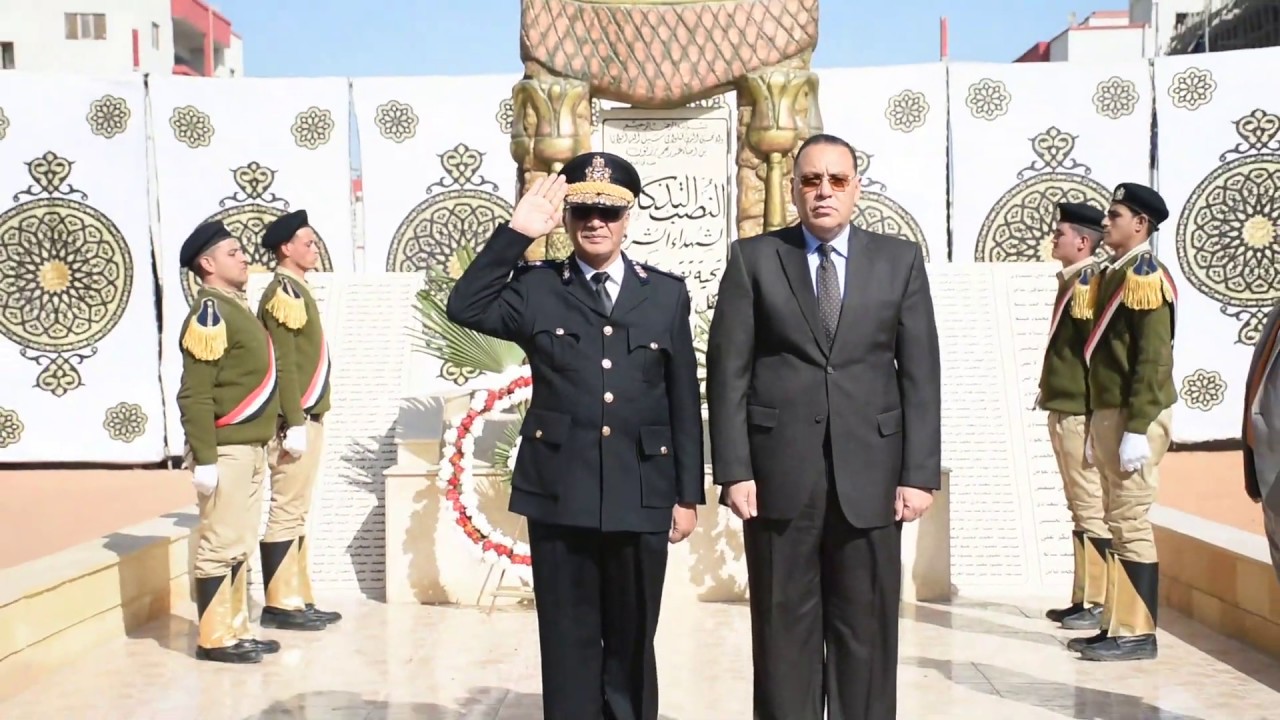 محافظ الشرقية ومدير الأمن يضعان إكليلاً من الزهور على النصب التذكاري لشهداء الشرطة