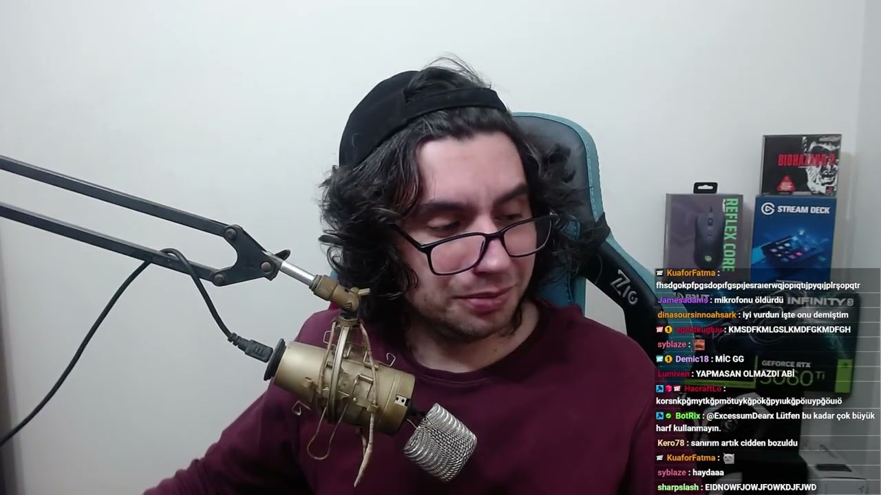 TAYFUN 10 SENELİK MİKROFONUNU KIRIYOR