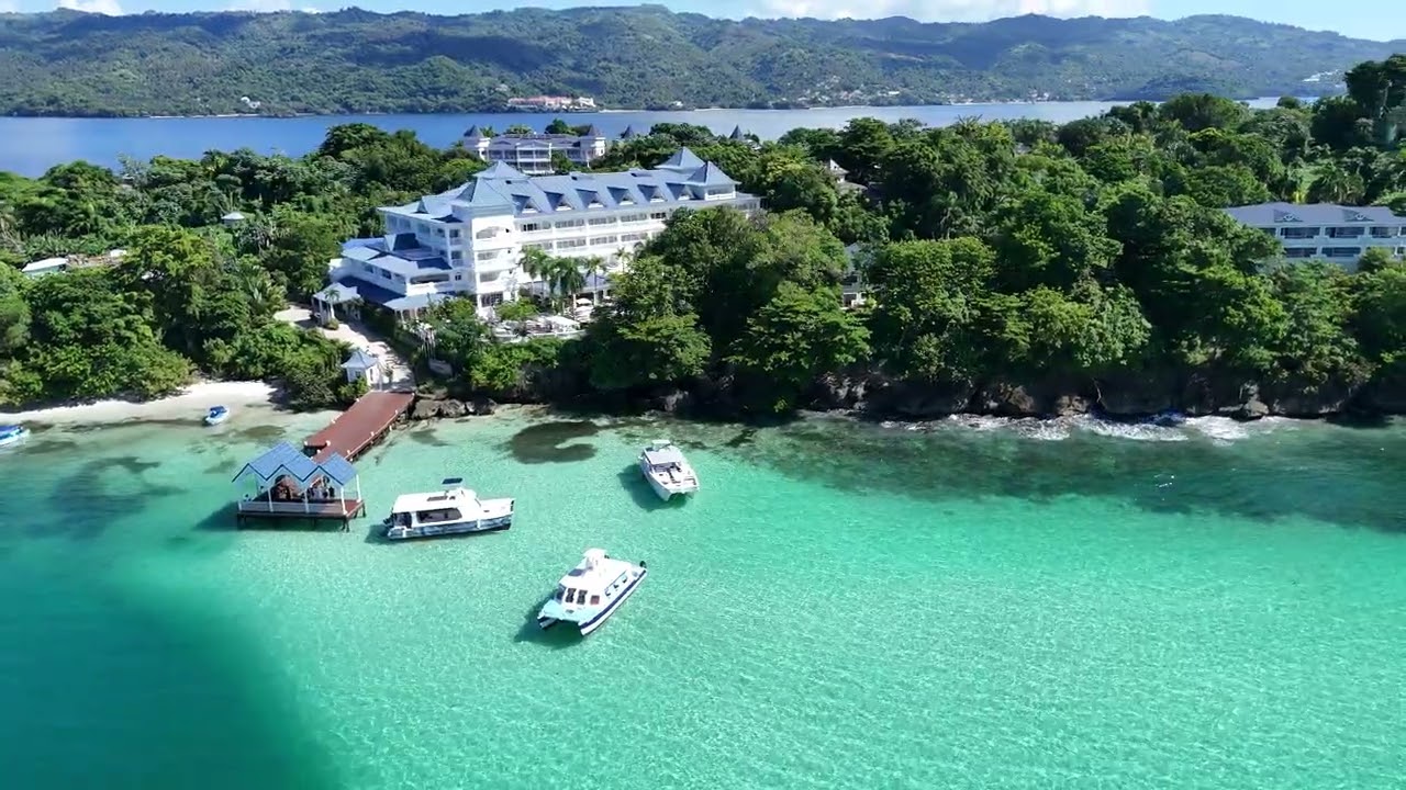 Cayo Levantado (Bacardi Island), Saman&aacute; Bay - Aerial 3