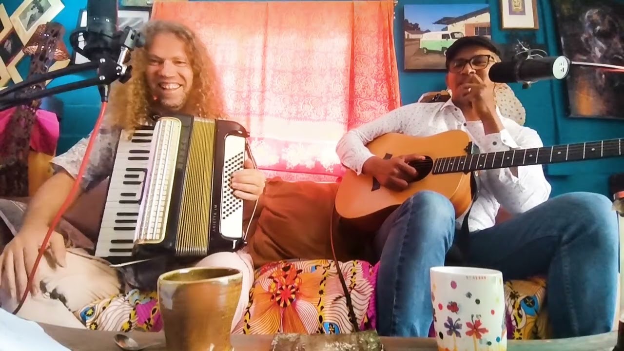 Frazer Barry sing Krotoa in die Churchil Naudé ateljee