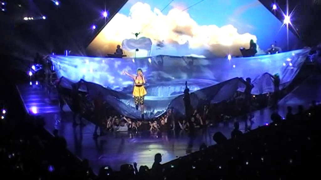 Walking On Air Katy Perry Prismatic World Tour Milan 21.2.15