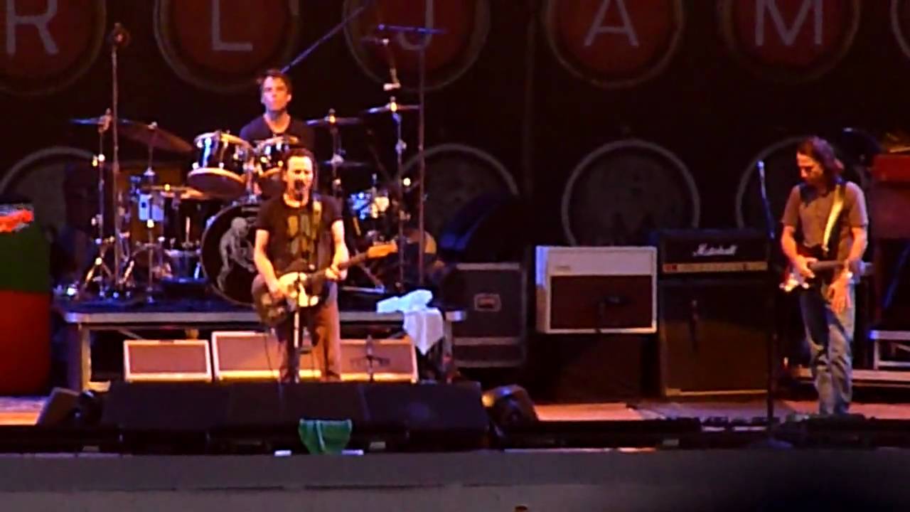 Pearl Jam Berlin 2010 - Eddie remembers Roskilde disaster 10 years ago