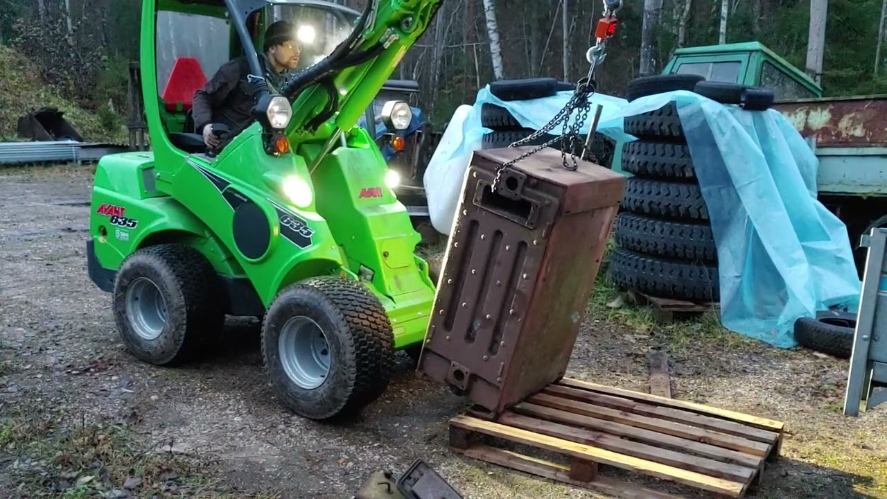 Avant 635 weighing a cast iron boiler