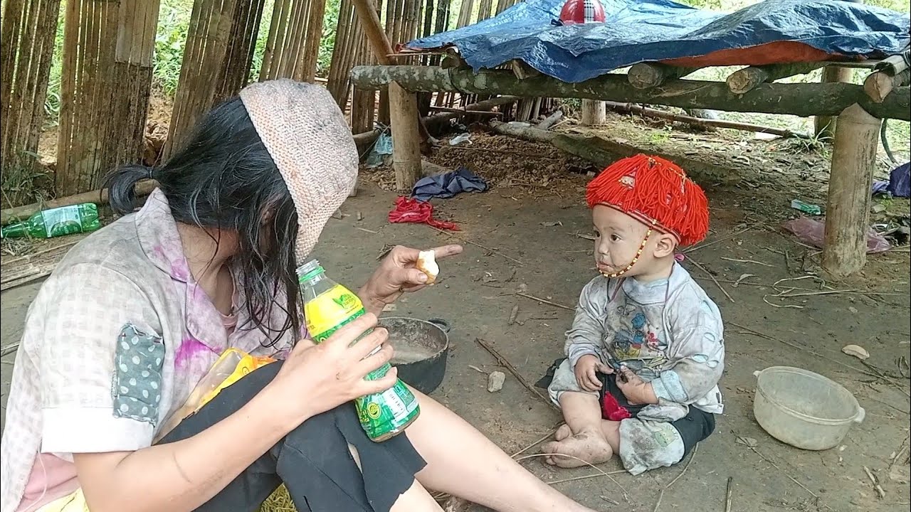 Crazy mother can't find food on a rainy day and steals with her son.@Lyxuanca-22