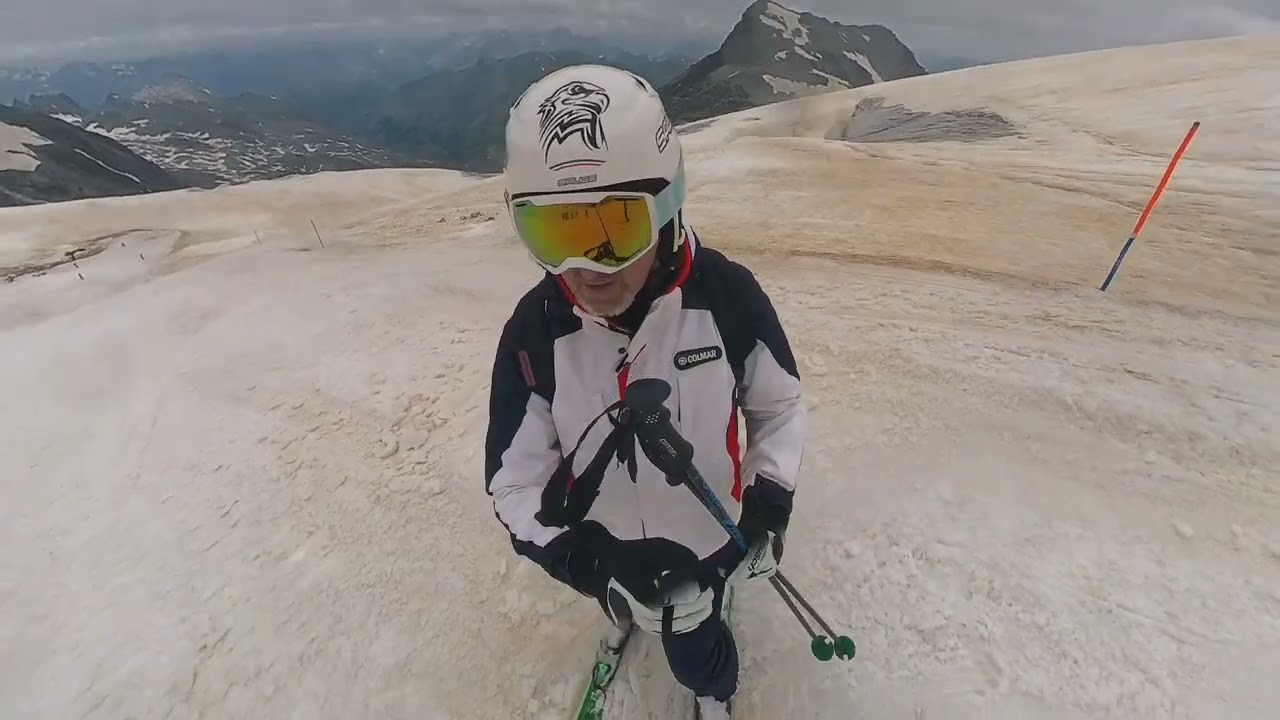 Sci estivo sul ghiacciaio Livrio, passo dello Stelvio, metri 3.450 s.l.m.
