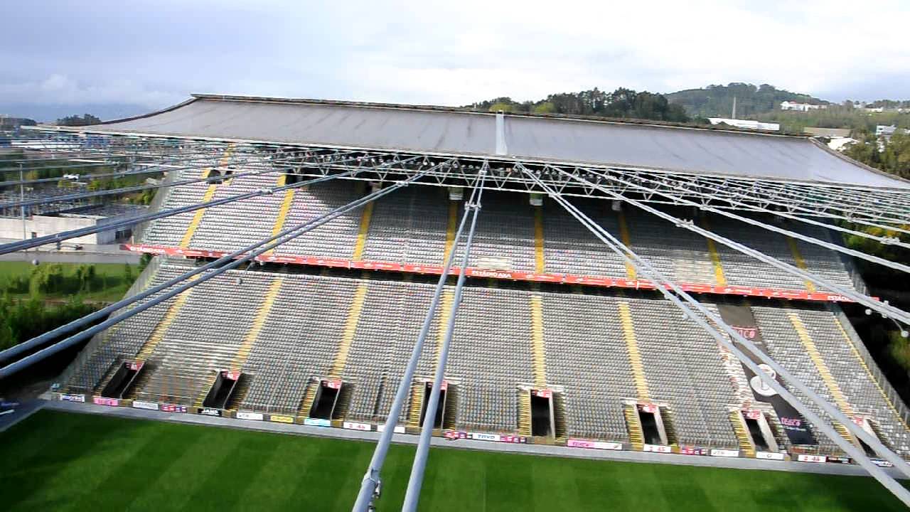 What can you find on Braga stadium roof?