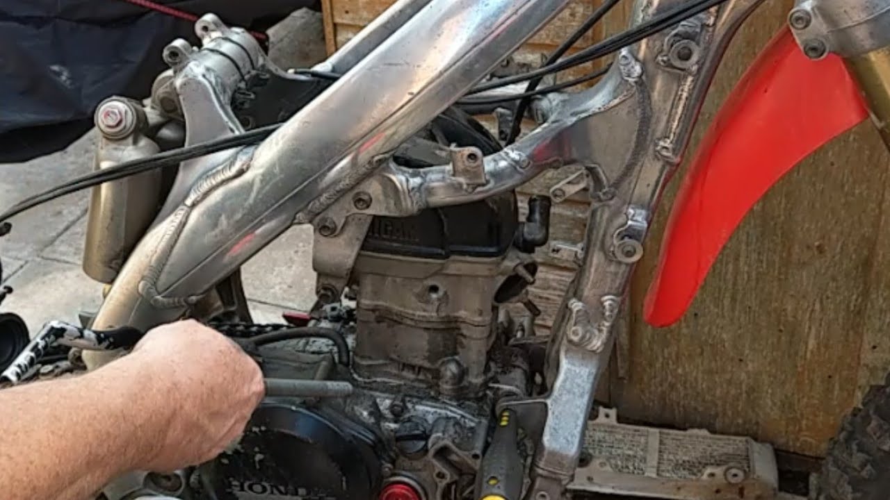 2005 Honda CRF450R.Check for loosing water & backfiring. Remove cylinder head & valves. 😱