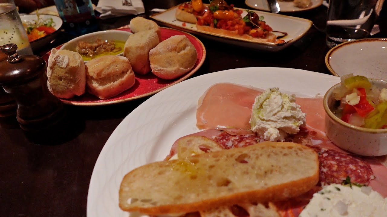 Пообедайте в Disney's Boardwalk Trattoria al Forno и посетите новые технологии тематического парк...