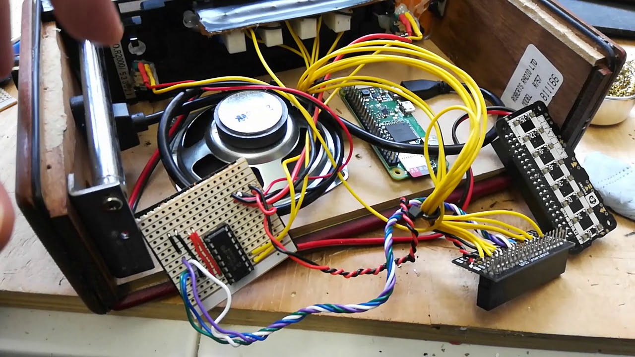 Roberts Radio Refurbishment Project - inside the case