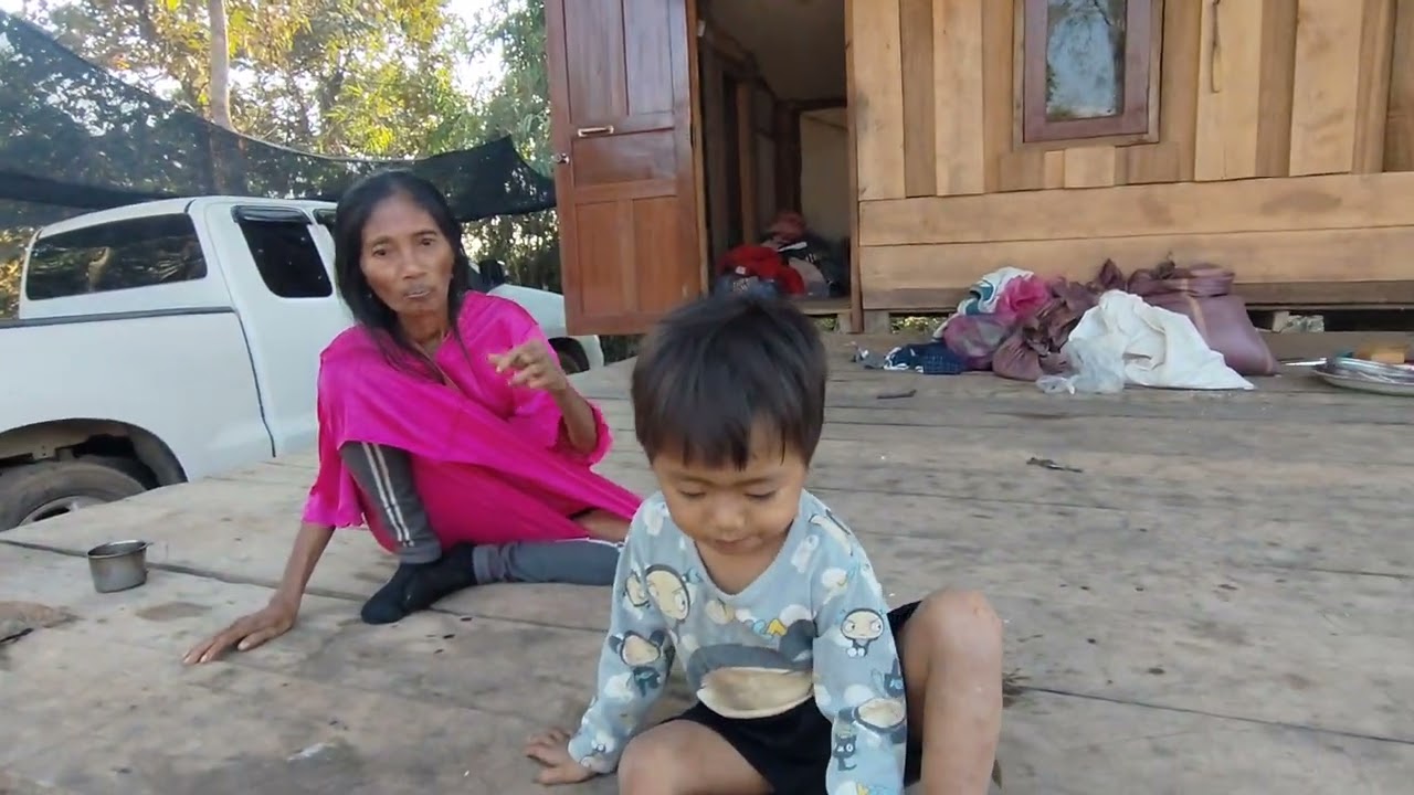 ลูกชายบุญรอดคงจะดีใจที่ได้ออกจากป่ามา  คนป่า เผ่าตองเหลือง ຄົນປ່າ ເຜົ່າຕອງເຫລືອງ