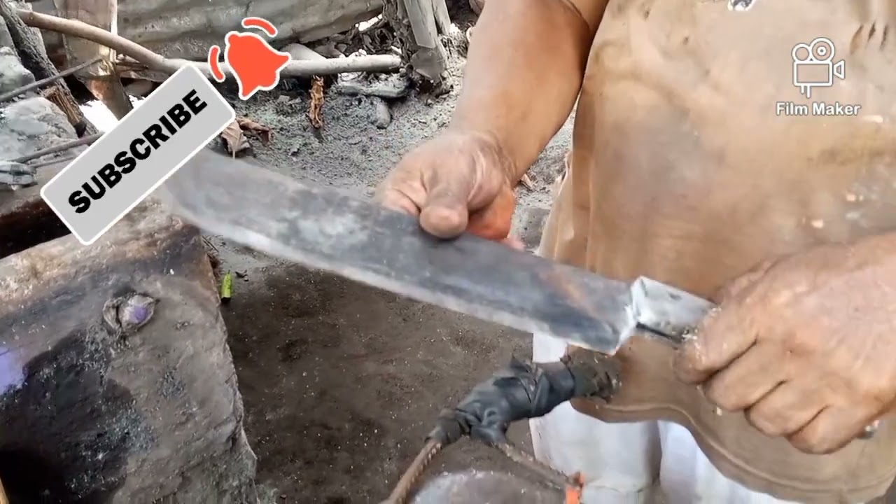 Pagsubo sa itak at Pag lagay ng handle na ipit, gawa sa sungay ng kalabaw..