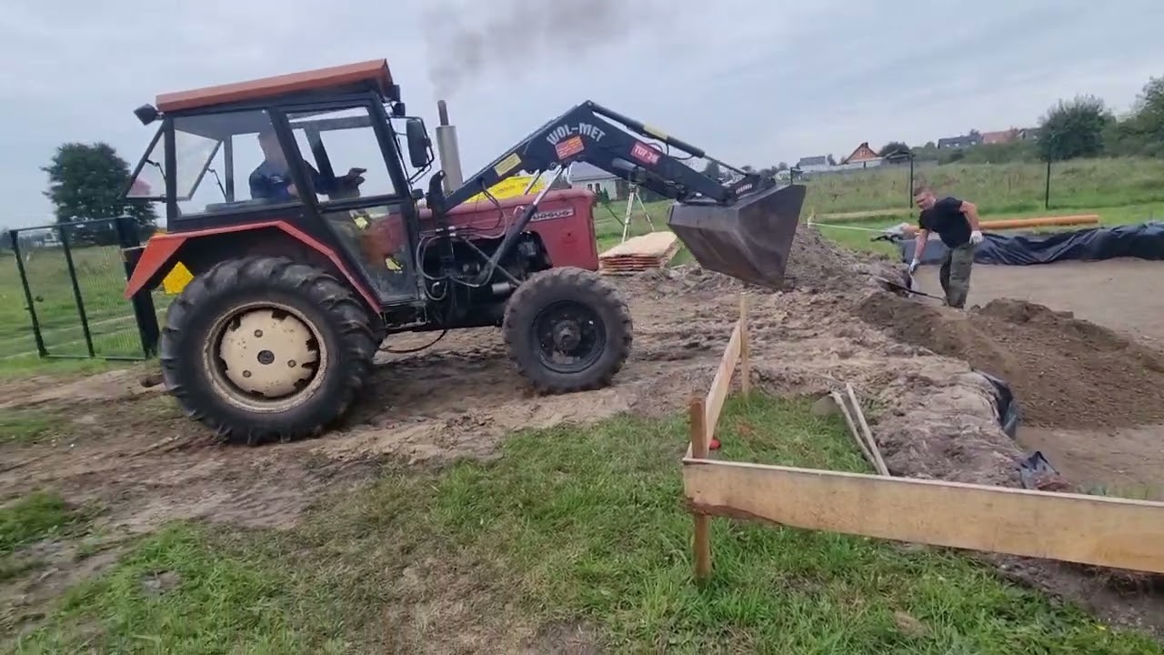 Ursus c360 4x4 z turem, zasypywanie płyty fundamentowej