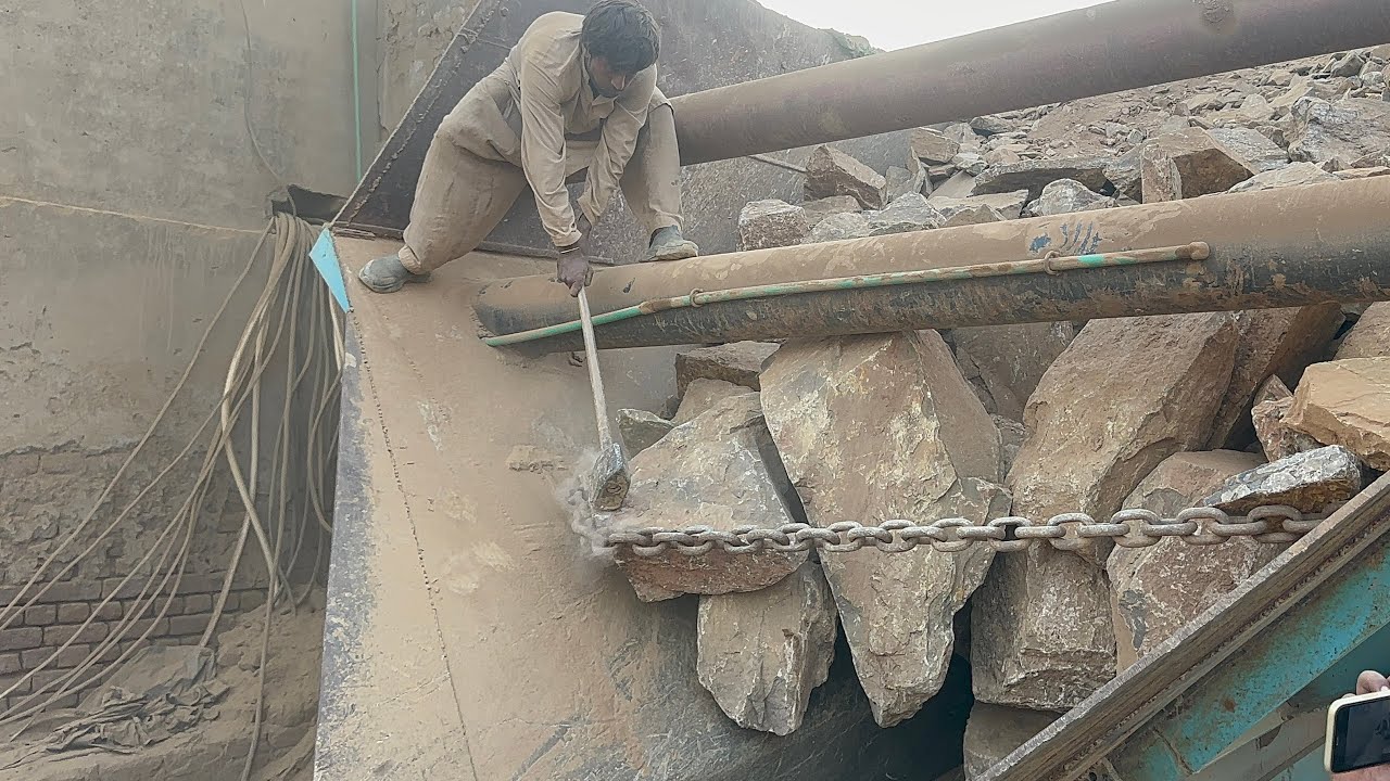 Мужчина забрался в дробилку, чтобы устранить смертельную засору! 😱 | Rock Crushing King 126 #ston...
