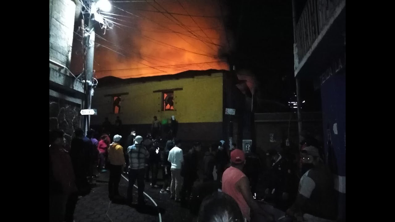Grupo de vecinos incendian edificio municipal en San Lucas Tolimán