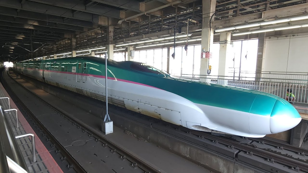 8052B 臨時はやぶさ・こまち52号 東京行の列車として大宮駅14番線を静かに発車するシーン[JR東日本幹セシE5系U27編成+幹アキE6系Z6編成]