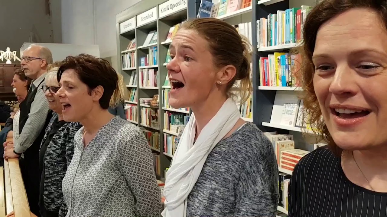 Waanders Zwolle Flashmob van Melodysingers