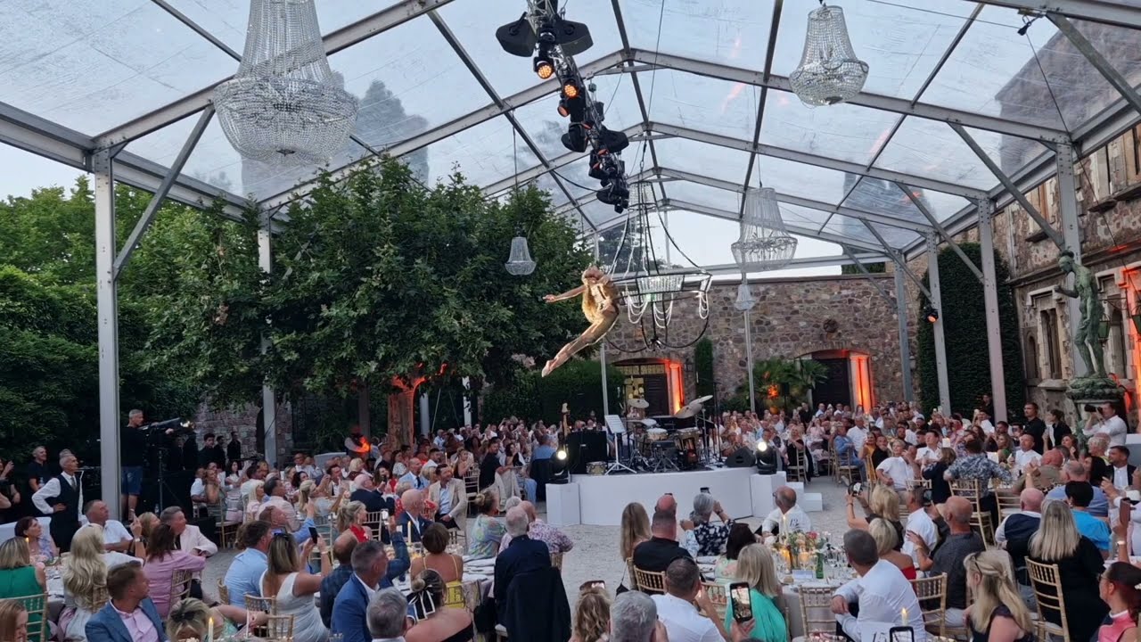 Demo Aerial Chandeliere Vanessa Sweekhorst
