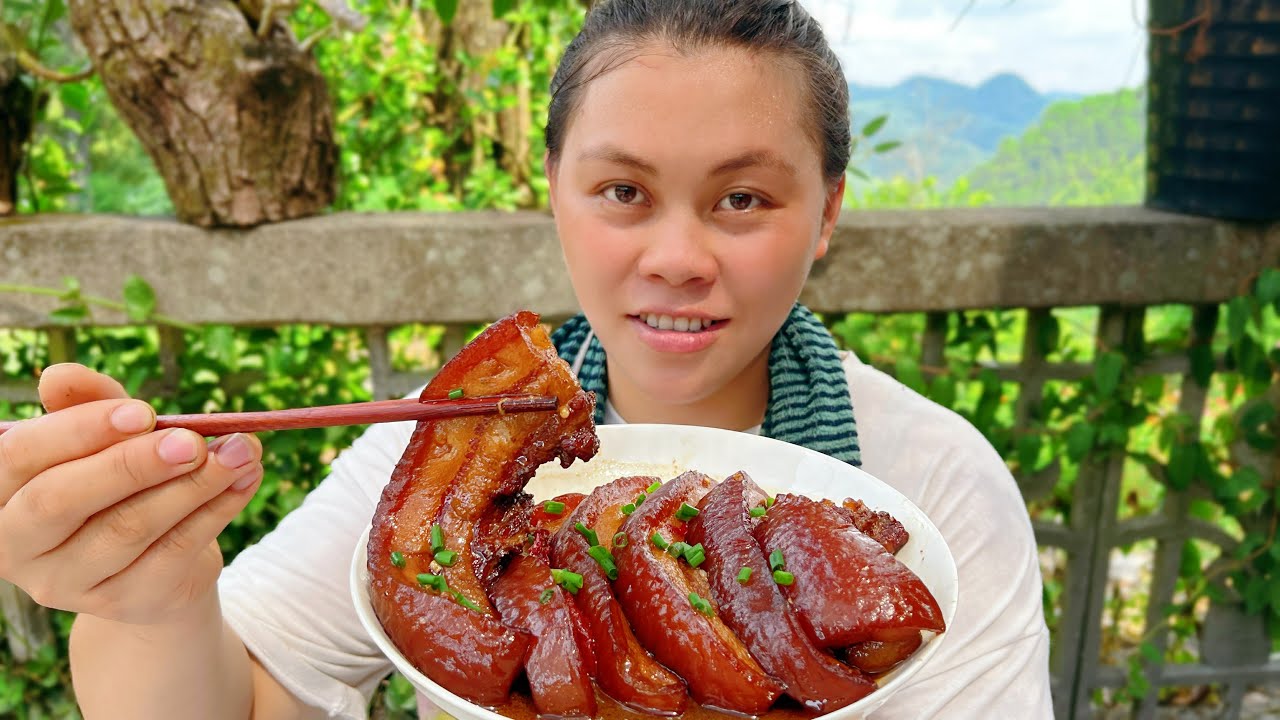 欧妹吃肉厉害，一盘红烧肉配白菜，加上泡椒一起吃满嘴冒油真下饭Today had braised pork and chili