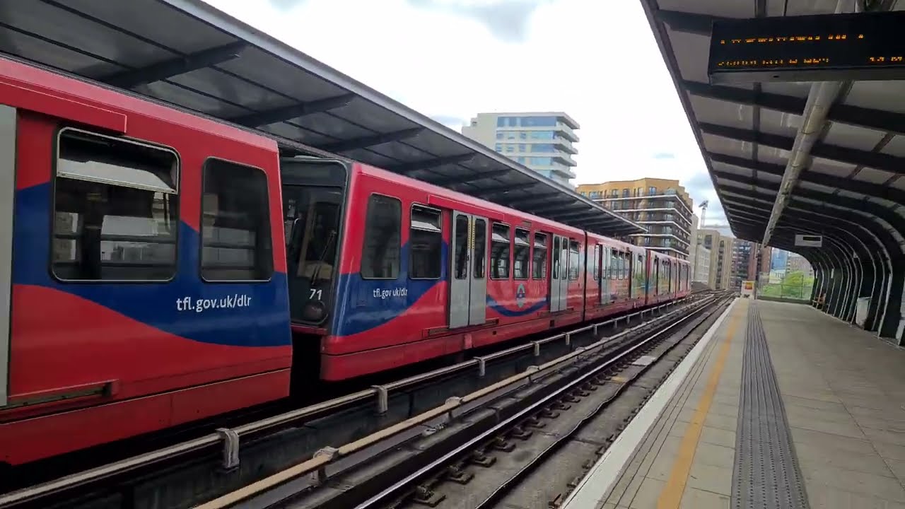 Ponton Dock DLR Station (2022)